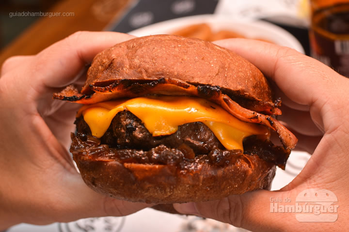 Hora de comer o clássico da casa - Five Burger