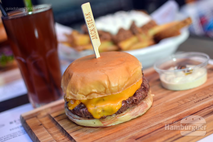 Kobe Burger acompanhado de maionese trufada - Jack Steak Itaim