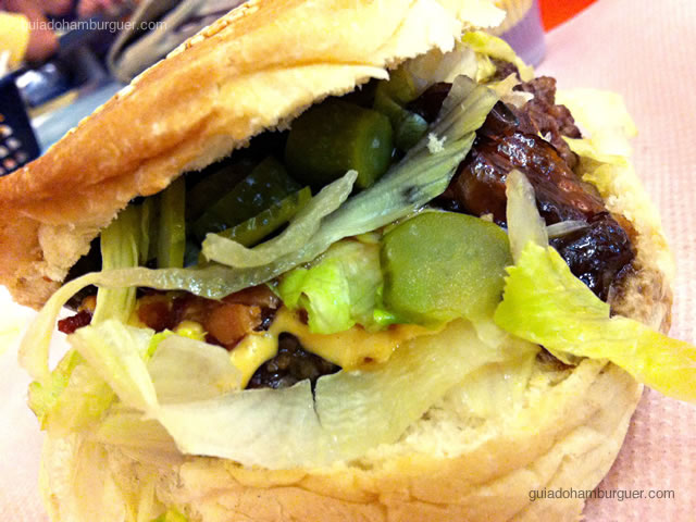 Hambúrguer bovino, queijo cheddar, maionese de wasabi, alface americana, picles, chutney de cebola roxa e bacon
