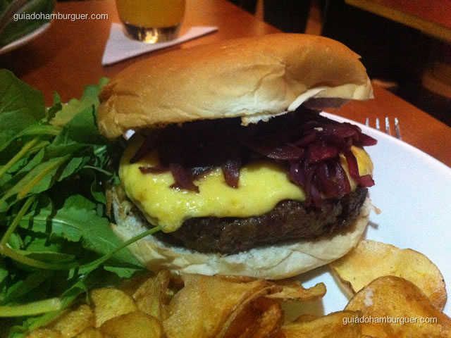 Dgé Burger, um hambúrguer de 200g de fraldinha, queijo prato, cebola roxa reduzida no balsâmico em pão de hambúrguer