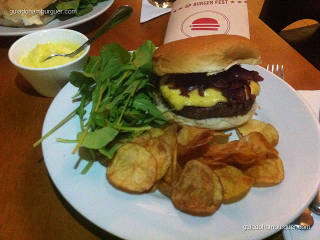 Dgé Burger, um hambúrguer de 200g de fraldinha, queijo prato, cebola roxa reduzida no balsâmico em pão de hambúrguer