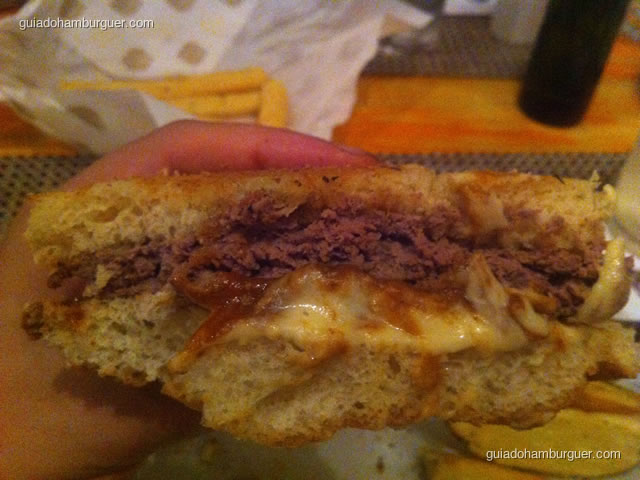 Hamburgo – hambúrguer, pão de focaccia, molho de tomate e fonduta de stracchino acompanhado de batatas fritas