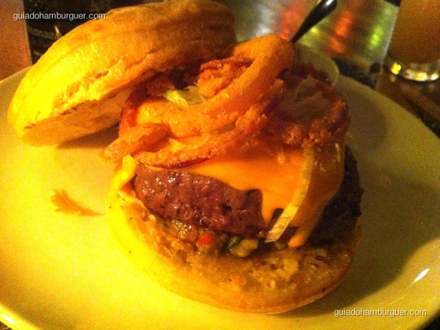 Americo Burger – hambúrguer de 230 gramas, guacamole, queijo chedar, onion rings, alface americana, chips de batata doce, relish de tomate, maionese de chipotle no pão de ciabata