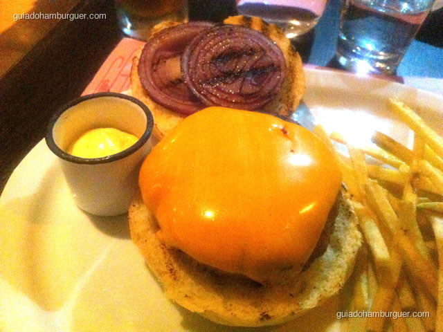 Oinc Burger – Cheese burger de costela suína, queijo cheddar cebola rocha grelhada e molho BBQ Ramona, no pão de batata