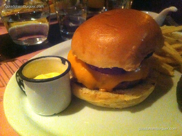 Oinc Burger – Cheese burger de costela suína, queijo cheddar cebola rocha grelhada e molho BBQ Ramona, no pão de batata