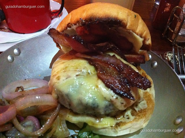 Cheese Burger de La Maison est Tombée, hambúrguer de 180g, queijo emmental, bacon, picles e maionese do chef 