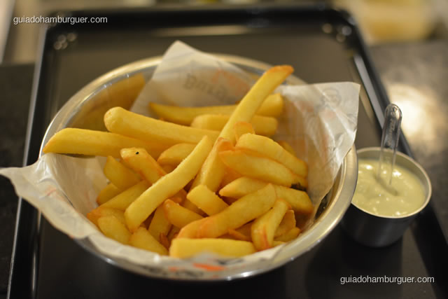 Batatas fritas belgas acompanhadas de maionese temperada - Burger Lab Experience