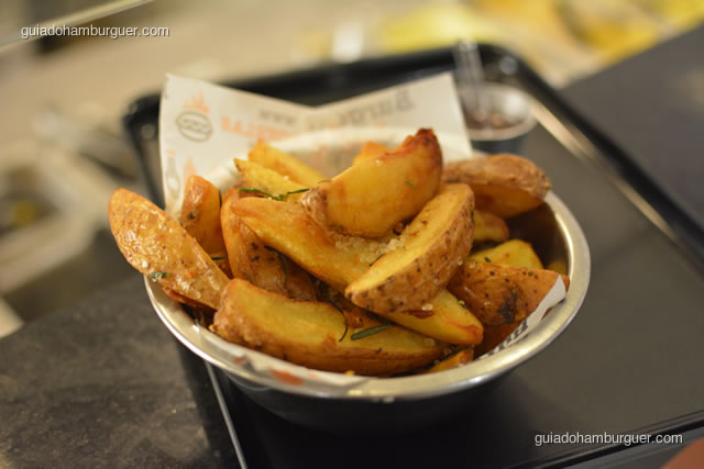Batatas fritas rústicas temperadas com sal grosso aromatizado e alecrim - Burger Lab Experience