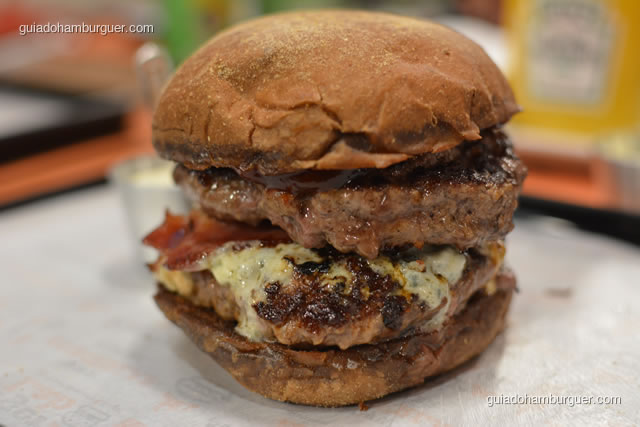 Hambúrguer duplo com blend bovino, queijo Roquefort, bacon e molho barbecue - Burger Lab Experience
