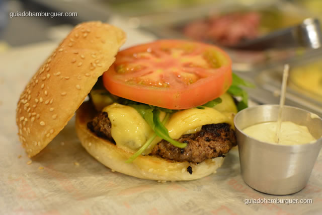 Hambúrguer bovino, queijo Burger Lab, rúcula e tomate caqui - Burger Lab Experience