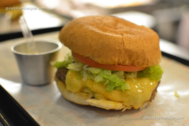 Hambúrguer bovino, queijo Burger Lab, alface americana e tomate caqui - Burger Lab Experience