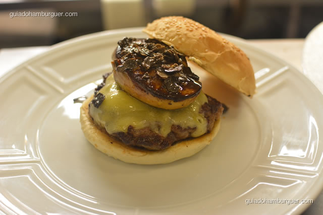 Burger Lab Star: hambúrguer de 200g de kobe, 90g de foie gras, queijo gruyère suíço e trufas brancas de Alba - Burger Lab Experience