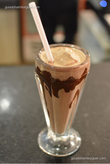 Milkshake com calda de chocolate - Burger Lab Experience