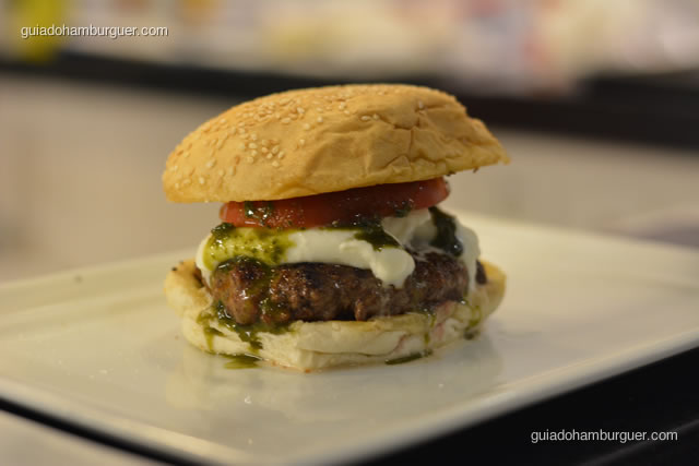 Hambúrguer bovino, burrata (feita com mussarela de búfala e creme de manteiga), tomate momotaro e molho de manjericão - Burger Lab Experience