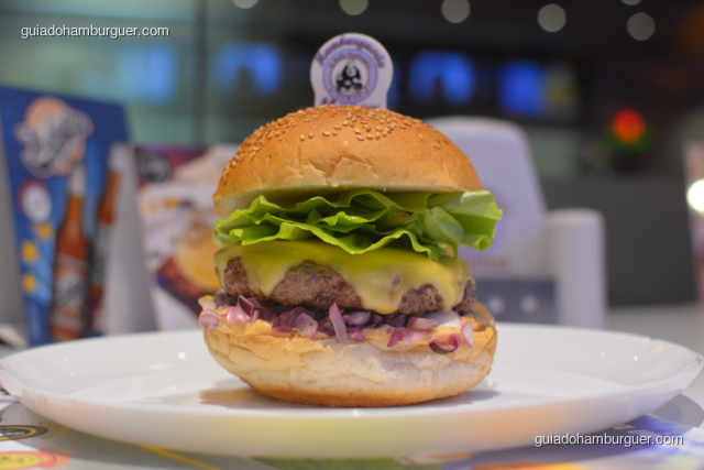 Picanha's burger feito com hambúrguer de picanha de 150g, queijo, alface, cebola roxa, molho especial no pão de hambúrguer com gergelim  - Hamburgueria da Mooca