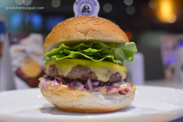 Picanha's burger feito com hambúrguer de picanha de 150g, queijo, alface, cebola roxa, molho especial no pão de hambúrguer com gergelim - Hamburgueria da Mooca