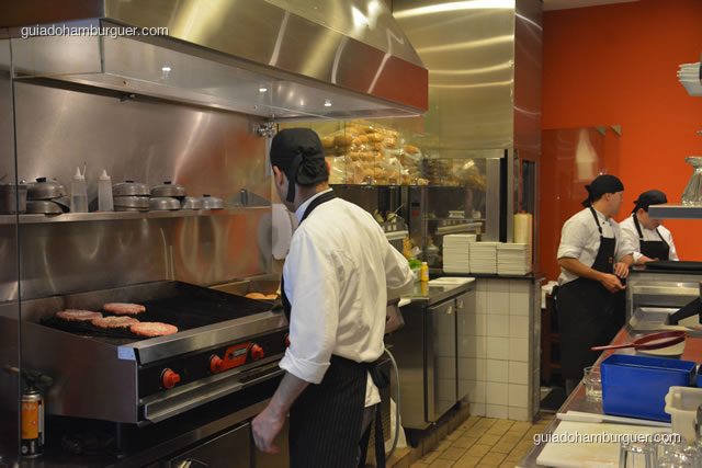 Hambúrgueres sendo preparados no char broil - Paulista Burger