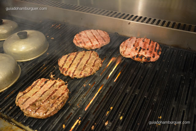 Hambúrgueres sendo grelhados - Paulista Burger