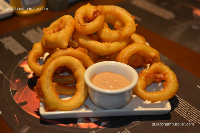 Porção de onion rings acompanhada de molho rosè - Paulista Burger