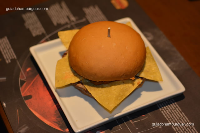Chilli, hambúrguer de 220g, queijo cheddar cremoso, nachos, chillli preparado com feijão, carne moída e condimentos e pimenta jalapeño - Paulista Burger