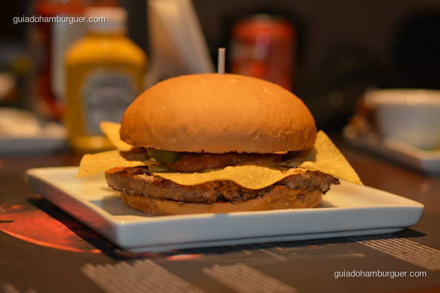 Chilli, hambúrguer de 220g, queijo cheddar cremoso, nachos, chillli preparado com feijão, carne moída e condimentos e pimenta jalapeño - Paulista Burger