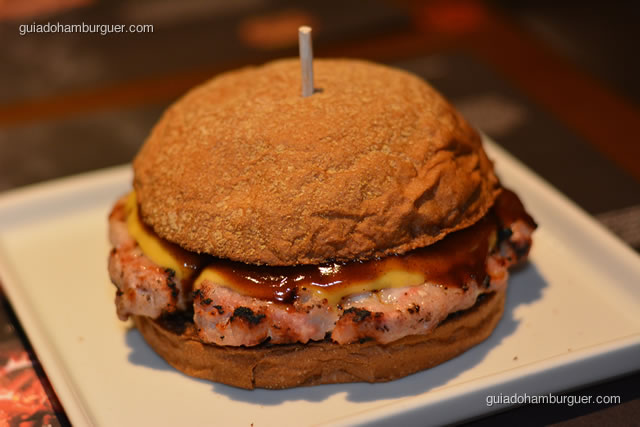 Saboroso, hambúrguer de carne de porco de 220g, queijo cheddar, queijo do reino, molho barbecue, chutney de cebola roxa no pão ausytraliano - Paulista Burger