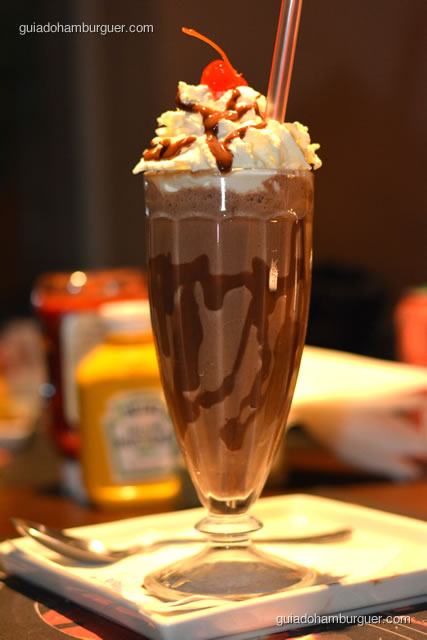 Milkshake de Nutella, preparado com leite gelado, sorvete de chocolate, Nutella, paçoquinha e chantilly - Paulista Burger