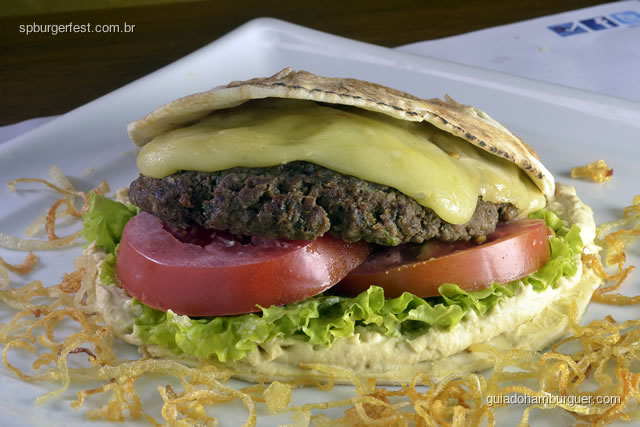 Hambúrguer Istambul - 250g de hambúrguer de kafta, alface, tomate, picles, queijo prato e chanclich servido no pão sírio.  - SP Burger Fest 3ª edição
