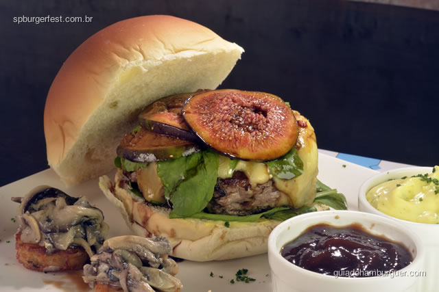 Fellini Burger - Hambúrguer de fraldinha premium com queijo brie, rúcula, lâminas de figo grelhado com molho especial. Acompanha bolinhos de risoto com cogumelos salteados.  - SP Burger Fest 3ª edição