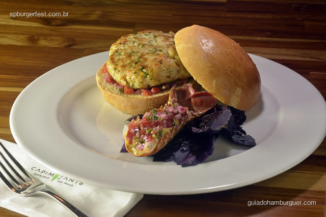 Hambúrguer de Lagosta - Servido em formato sanduíche no pão de milho acompanha chutney de abacate.  - SP Burger Fest 3ª edição
