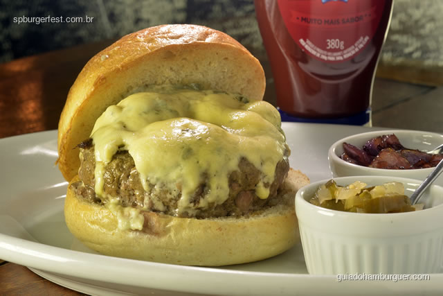 Chez Burger - hambúrguer de fraldinha com queijo gorgonzola,relish de pepino e cebola caramelada - SP Burger Fest 3ª edição