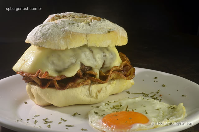 Sagaburger - hambúrguer de fraldinha, queijo canastra, pancetas e um ovo mole no pão de aipim - SP Burger Fest 3ª edição
