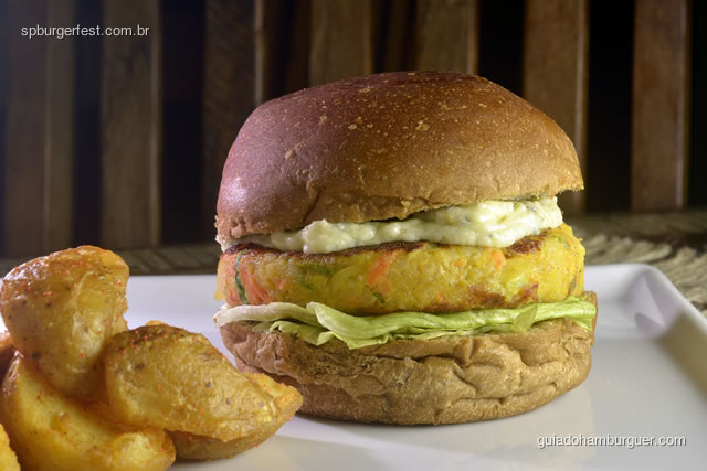 Australian Veggie Burger  - hamburguer vegetariano de legumes, molho gorgonzola, salada, servido no pão australiano, acompanha fritas.  - SP Burger Fest 3ª edição