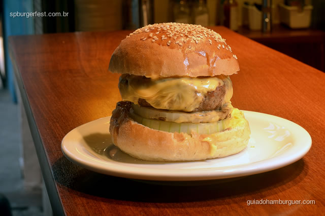 Louis Burger - Hambúrguer de blend de carnes, home made yellow cheese, cebola queimada, no pão de brioche.  - SP Burger Fest 3ª edição