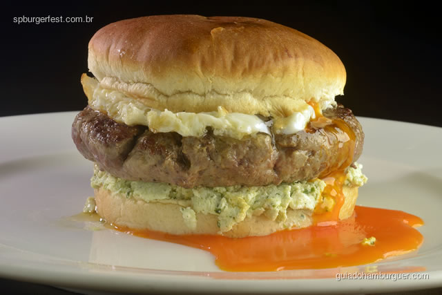 Hamborgo - Hambúrguer com creme de ricotta e espinafre, ovo trufado, no pão brioche.  - SP Burger Fest 3ª edição