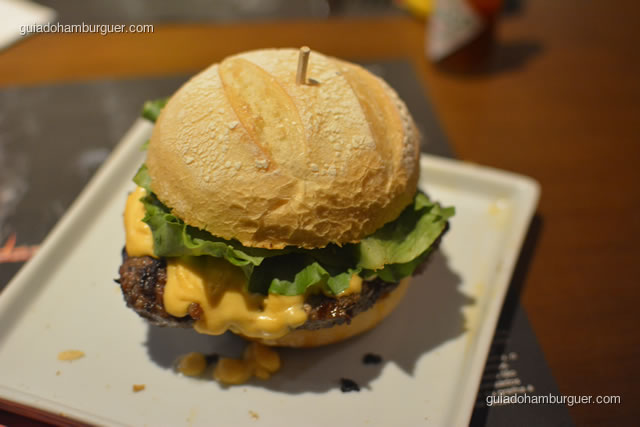 Churrascada: hambúrguer de costela bovina (220g) grelhado na churrasqueira, couli de molho campanha, creme de queijo, alface americana no pão de hambúrguer tipo italiano  - Paulista Burger