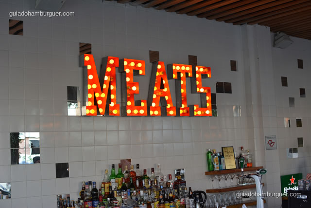 Luminoso na entrada atrás do bar - Meats