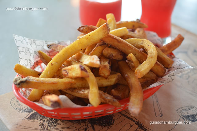 Fries e sweet fries: porção de batatas fritas convencionais e doces - Meats