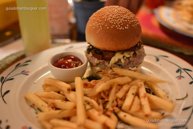 Hambúrguer Mineirinho – Hambúrguer de costela de porco, com cebola, queijo meia cura, paio, bacon e couve fininha frita; acompanham fritas com alho - Obá
