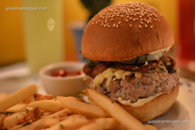 Hambúrguer Mineirinho – Hambúrguer de costela de porco, com cebola, queijo meia cura, paio, bacon e couve fininha frita; acompanham fritas com alho - Obá