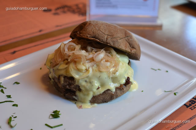 Bonjour Provence, preparado com burger bovino blend Burger Lab, pão australiano, queijo raclette, confit de cebola baby, maionese de mexerica com manjericão - Burger Lab Experience