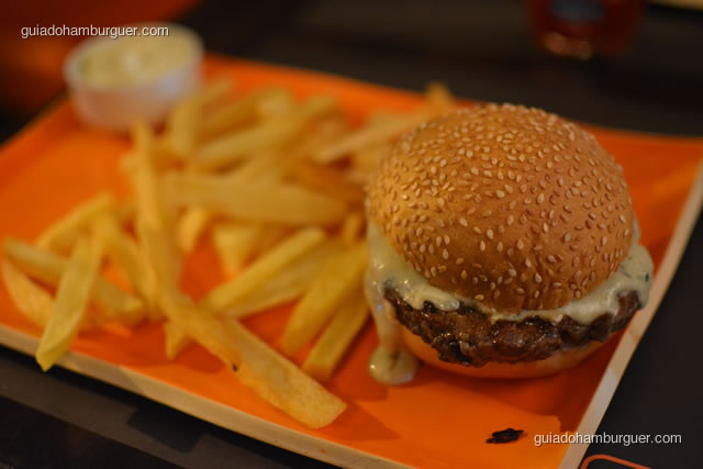 Java Burger – 200g de calabresa fresca de javali com vinagrete picante, acompanha fritas ou salada - MAB Gastronomia