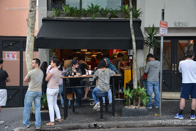 Fachada do Z Deli, o pessoal estava comendo literalmente na rua - Z Deli Sanduíches