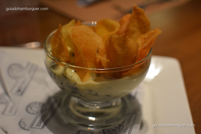 Batatas chips com queijo da casa: prima dona, brie derretidos no leite de coco e espinafre - Empório Central