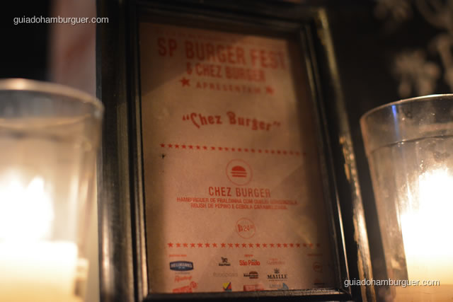 Chez Burger: hambúrguer de fraldinha com queijo gorgonzola,relish de pepino e cebola caramelada - Chez Burger