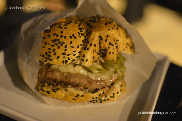 Chez Burger: hambúrguer de fraldinha com queijo gorgonzola,relish de pepino e cebola caramelada  - Chez Burger