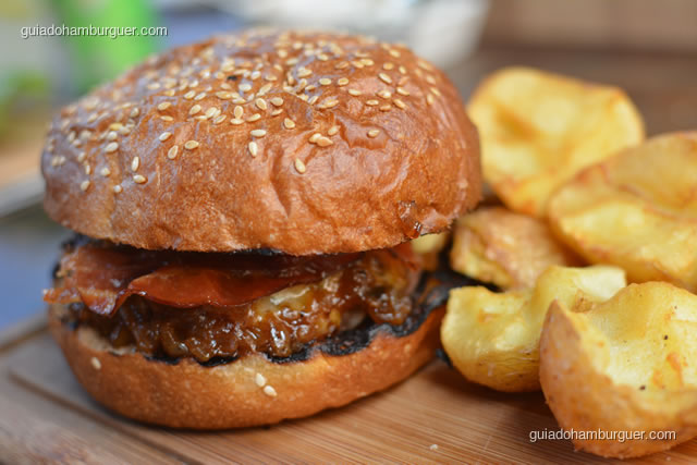 Detalhe do burger, pancetta e cbola caramelizada - Mangiare Gastronomia