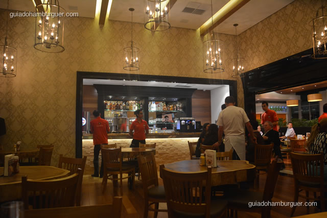 Bar bem decorado com espelhos - Madero Burger & Grill