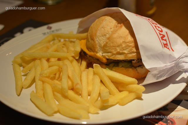 Cheeseburger Angus Premium: 1 hambúrguer de 180g de pura carne Angus - Madero Burger & Grill