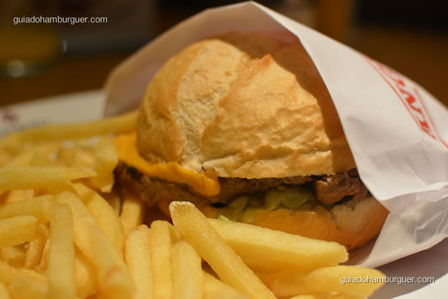Cheeseburger Angus Premium acompanhado de fritas - Madero Burger & Grill